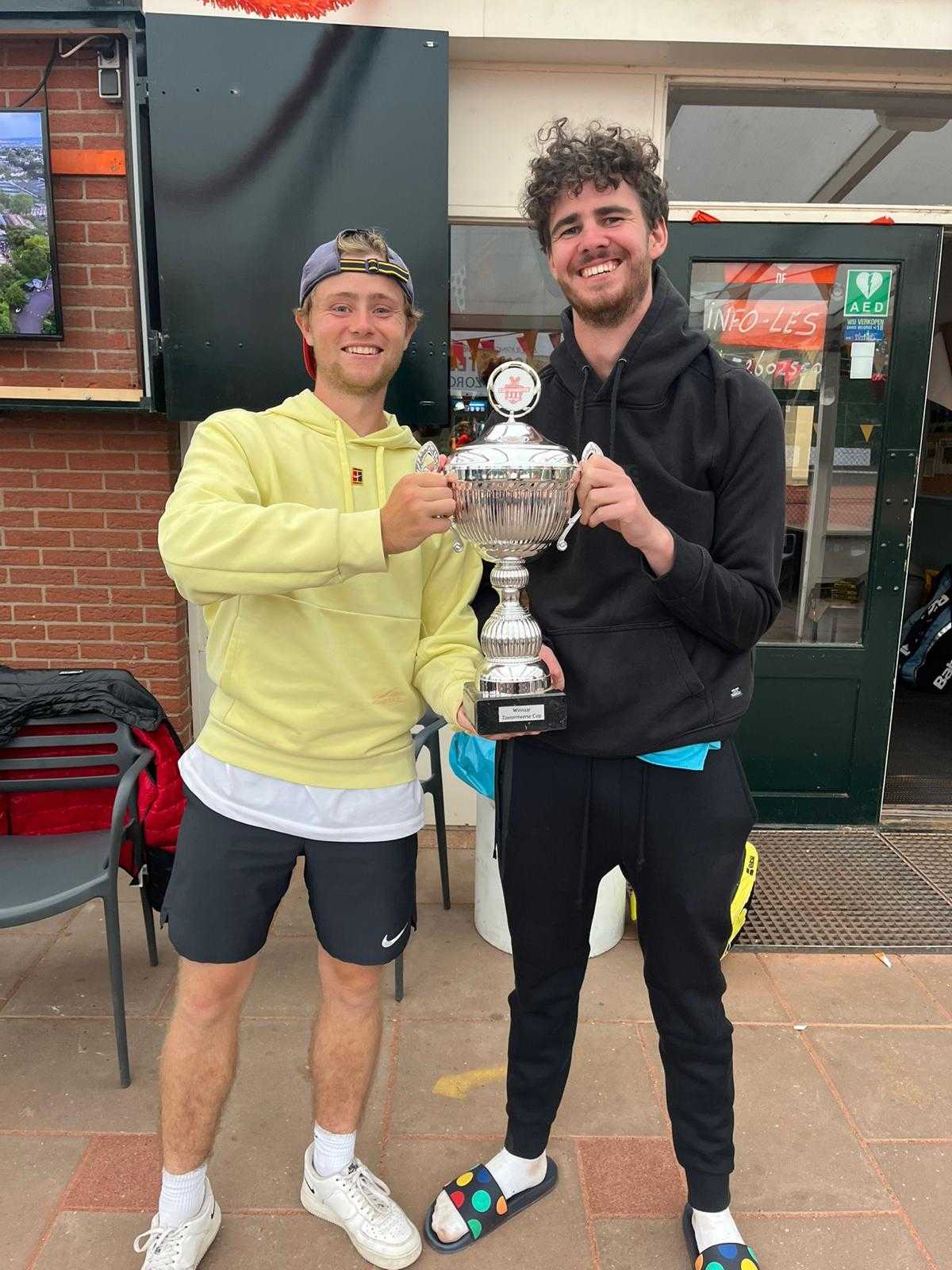 Tom en Max met de wisselbeker